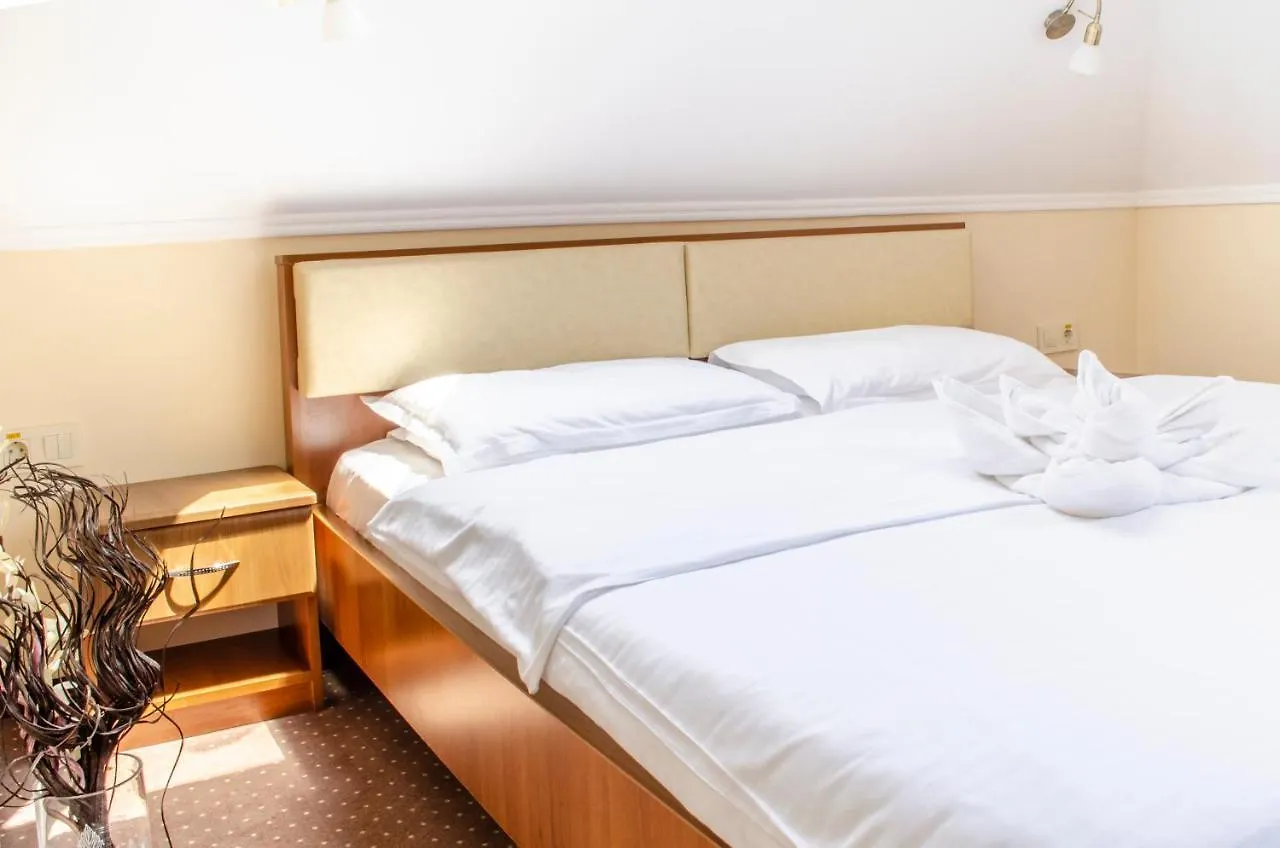 Honey Hotel Family Resort Hajduszoboszlo 3*,  Hungary